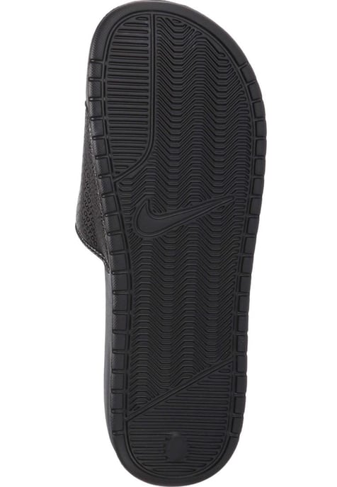 Nike Benassi Slip On Sliders in Schwarz/Schwarz - Image 5