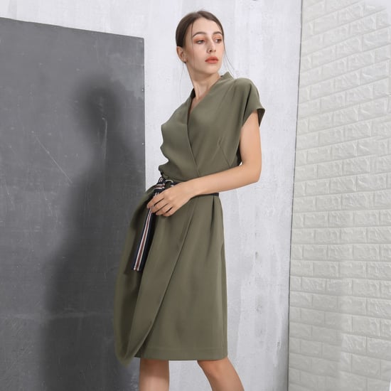 Mittellanges Kleid mit Wickeloptik und zusätzlichem Gürtel - Image 4