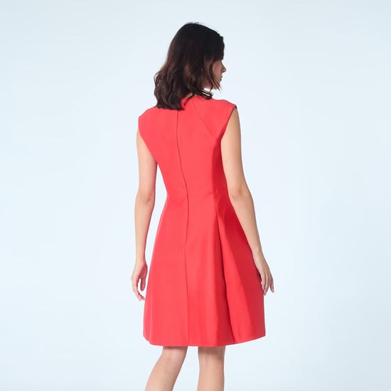 Kurzes Fit-and-Flare-Kleid aus Satin mit quadratischem V-Ausschnitt - Image 3