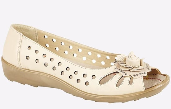 Boulevard Mia Flower Womens