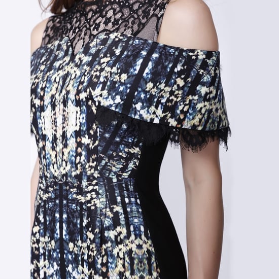 Kurzes bedrucktes Cocktailkleid, mit Bardot-Ausschnitt und Spitzenverzierung - Image 3