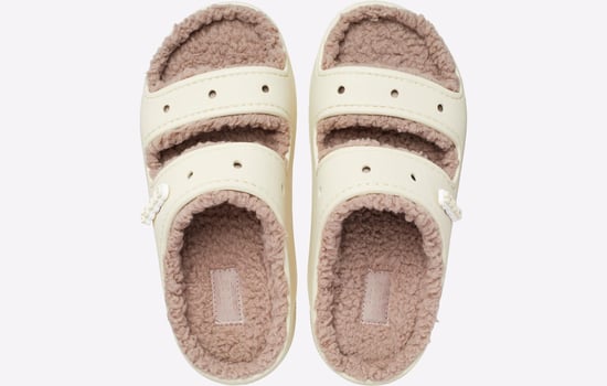 Crocs Klassische Cozzzy-Sandale - Image 5
