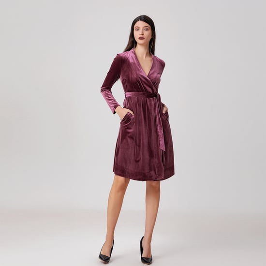 Wickelkleid aus Samt mit V-Ausschnitt - Image 3