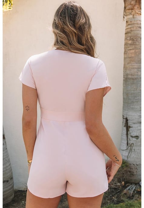 Damen-Strampelanzug mit tiefem V-Ausschnitt, Knopfleiste und hoher Taille in Rosa - Image 3