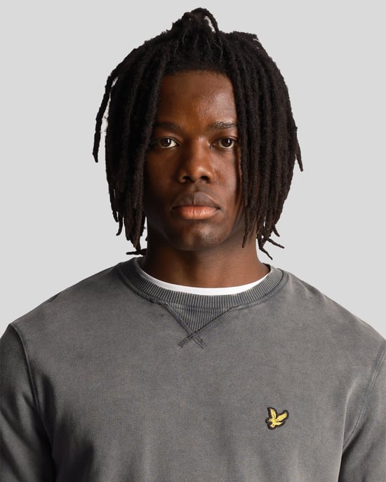 Lyle & Scott – Verwaschenes Sweatshirt mit Rundhalsausschnitt in Schwarz - Image 4