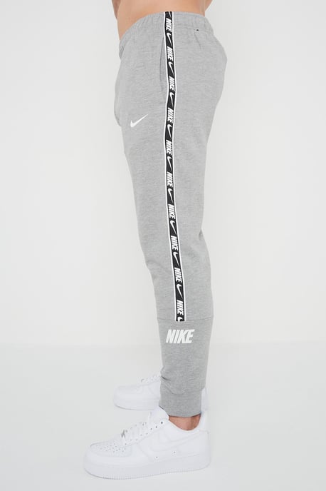 Nike Herren Wiederholung Taping Logo Fleece Cuffed Jogger in Grau - Image 4