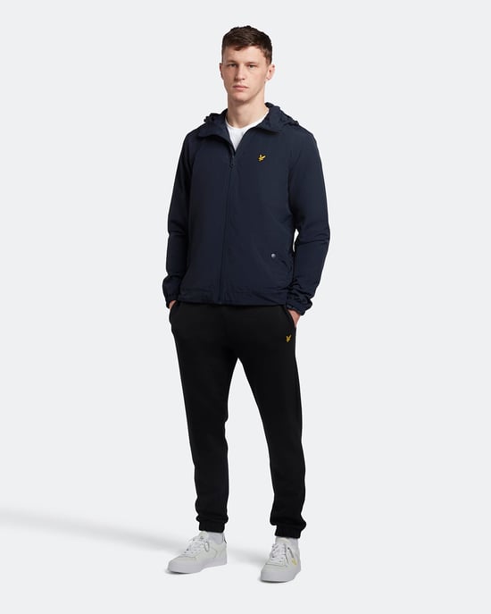 Lyle & Scott Slim Sweat Pant in Schwarz - Image 1