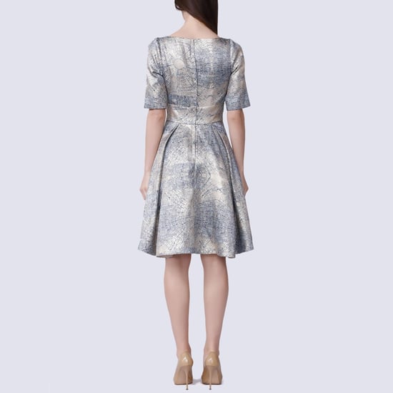 Geschwungenes und ausgestelltes Cocktailkleid aus Jacquard - Image 2