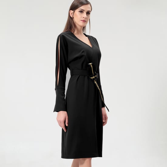 Kleid mit V-Ausschnitt und Fledermausärmeln - Image 1