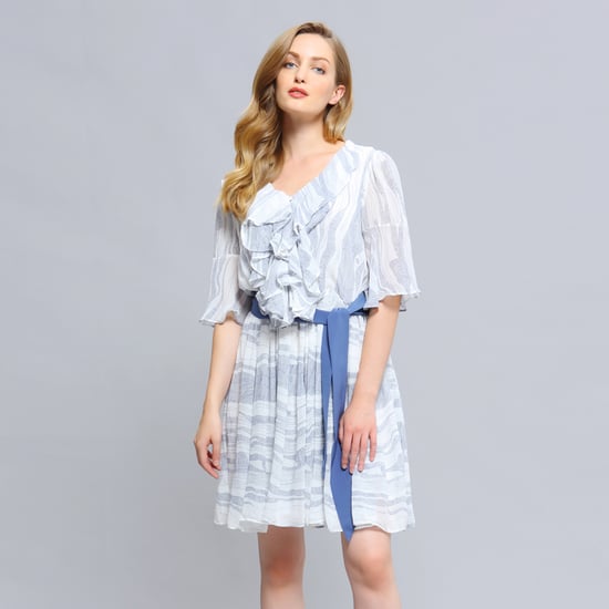 Kurzes Kleid mit Rüschen und linearem Wellenmuster - Image 1