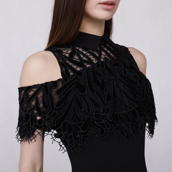 Angepasstes Kleid mit nackten Schultern und Spitzenlenkrad - Image 3