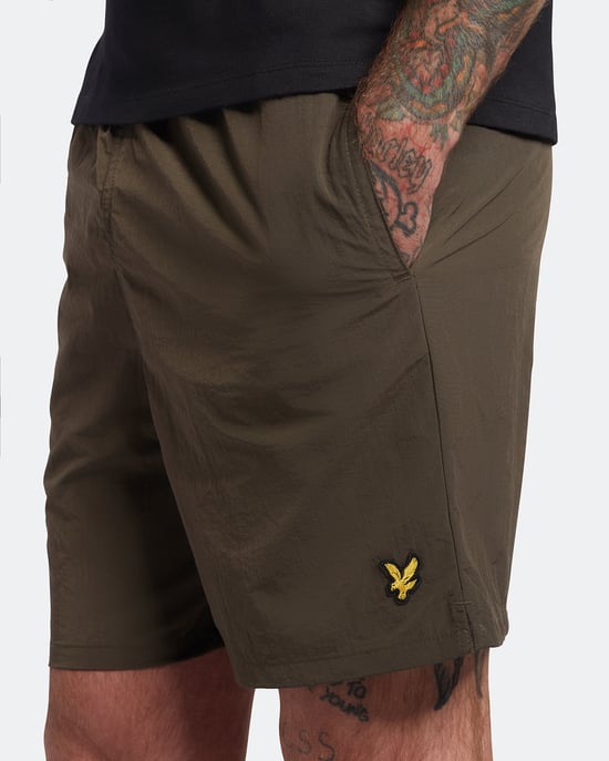 Lyle & Scott Einfarbige Badeshorts in Olive - Image 4
