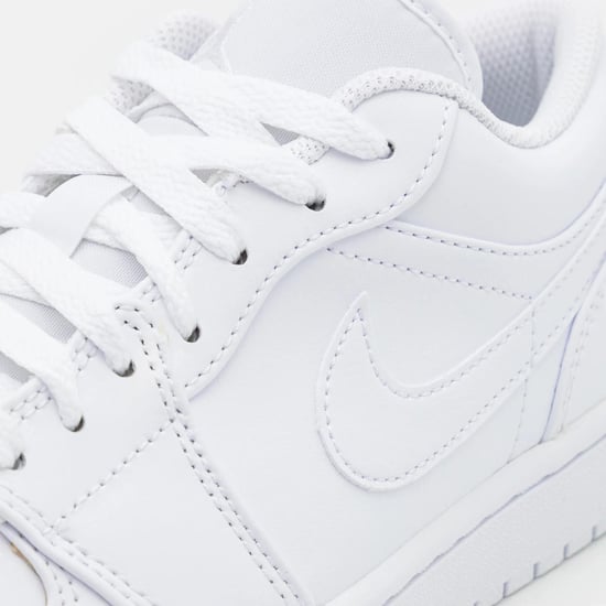 Nike Air Jordan 1 Low Herrentrainer in Weiß/Weiß/Weiß - Image 3