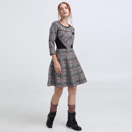 Kleid in Passform und aus Tartanstrick - Image 1