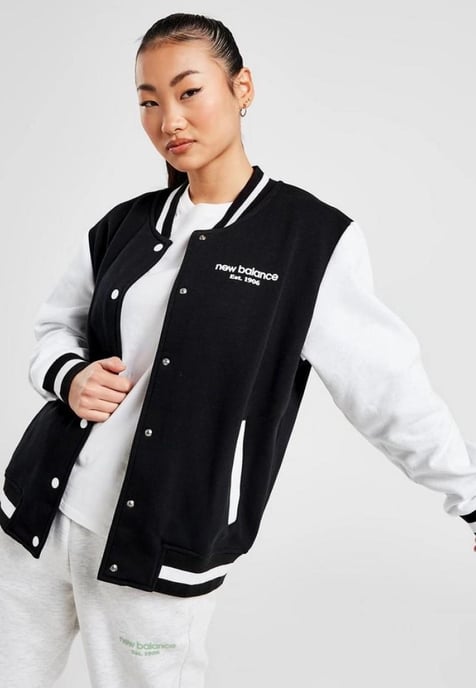 New Balance Damen Varsity Bomberjacke in Schwarz - Image 1