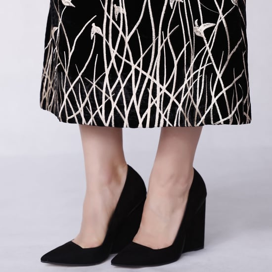 Langes goldenes besticktes Samtkleid - Image 4