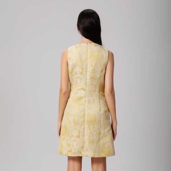 Minimalistisches Minikleid aus Brokat - Image 6