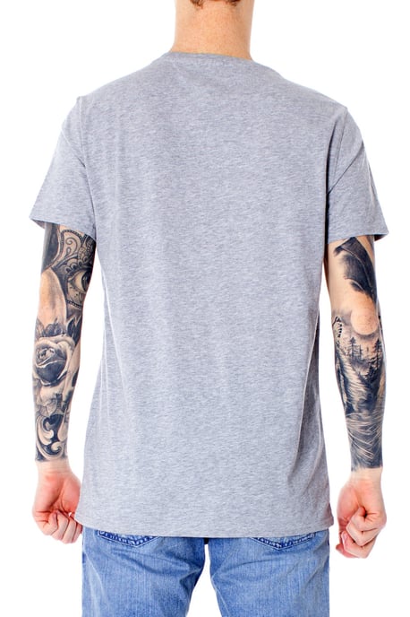 T-Shirt für Männer von der Marke Tommy Jeans. Diese Shirts von Tommy Jeans sind aus Bio-Baumwolle gefertigt und haben einen Slim Fit. Dabei handelt es sich um eine etwas schmalere Passform. Die weiche Baumwolle sorgt für einen optimalen Tragekomfort. - Image 2