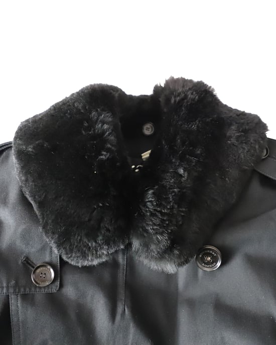 Burberry Doppelt knöpfbarer Trenchcoat mit Fellbesatzkragen aus schwarzer Baumwolle - Image 3