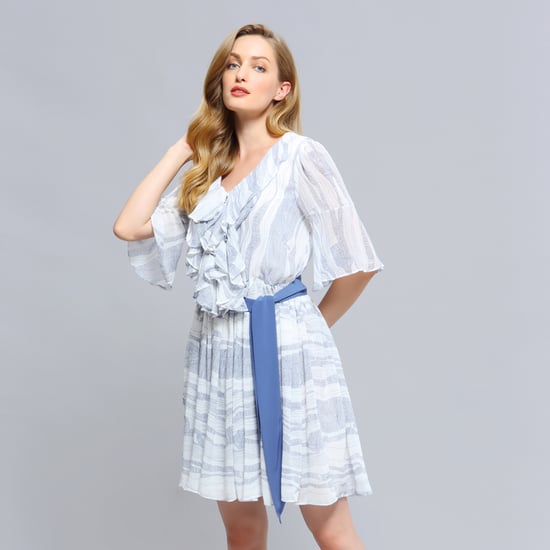 Kurzes Kleid mit Rüschen und linearem Wellenmuster - Image 3