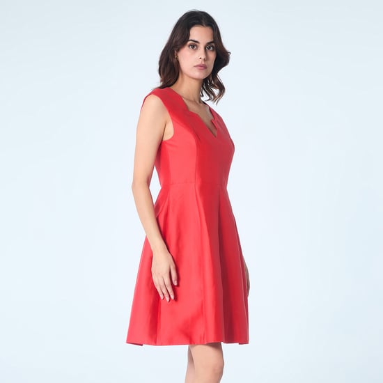 Kurzes Fit-and-Flare-Kleid aus Satin mit quadratischem V-Ausschnitt - Image 2