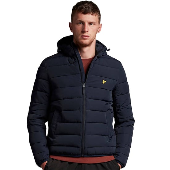 Bleiben Sie mit der leichten Pufferjacke von Lyle & Scott vor den Elementen geschützt. Die leichte Pufferjacke mit regulärer Passform aus strapazierfähigem und weichem Polyester und verstellbarer Kapuze ist die perfekte Übergangsjacke für jedes Wetter. - Image 1