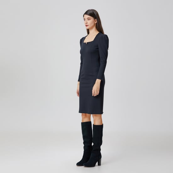 Tailliertes Kleid mit Puffärmeln - Image 3
