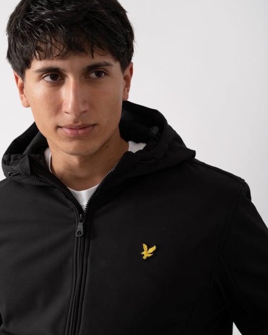 Tiefschwarze Softshelljacke mit Lyle & Scott-Markenlogo und Kapuze - Image 2