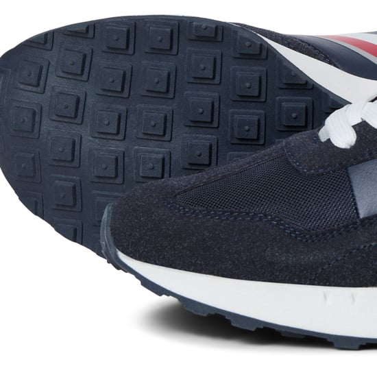 Herren-Turnschuhe Boston Combo von der Marke Jack & Jones. Der Schuh ist aus hochwertigem Kunstleder und Textil gefertigt.  Marke: Jack & JonesModellname: Boston ComboKategorie: HerrenschuheMaterialien: Kunstleder, TextilFarbe: marineblau - Image 5