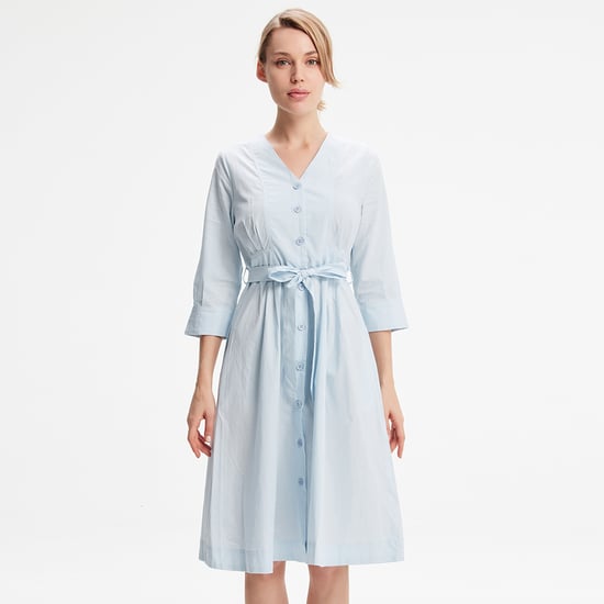 Minimalistisches Hemdblusenkleid aus Baumwolle mit geknotetem Gürtel - Image 1