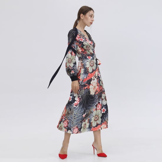 Wickelkleid mit Makro-Blumendruck und Schrägband aus Satin - Image 1