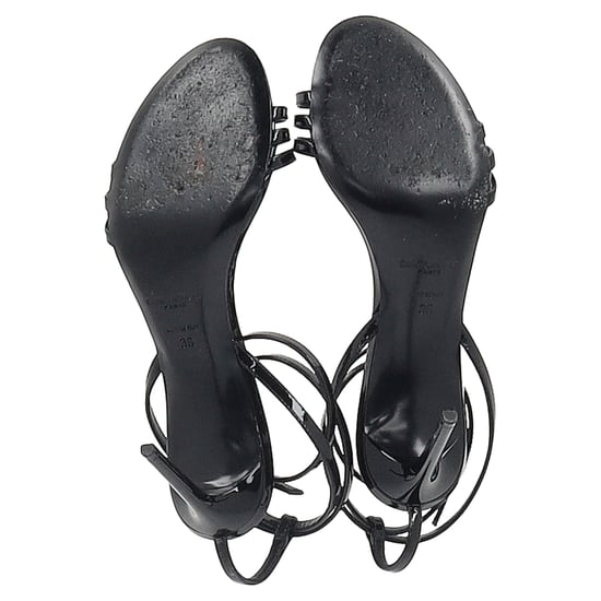 Saint Laurent Sandalen mit Knöchelriemen aus schwarzem Lackleder - Image 6