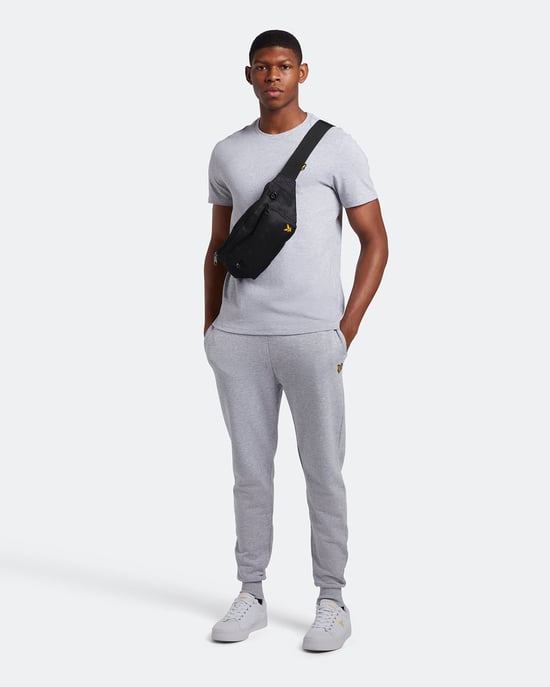 Das Lyle & Scott Plain T-Shirt ist aus 100 % Baumwolle gefertigt und unvergleichlich weich. Es ist ein kultiger Stil und die Definition eines Grundnahrungsmittels im Kleiderschrank. Mit einer klassischen Silhouette, Detailnähten an Kragen und Manschette s - Image 2