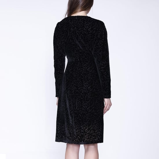 Samtkleid mit V-Ausschnitt und Fledermausärmeln - Image 2