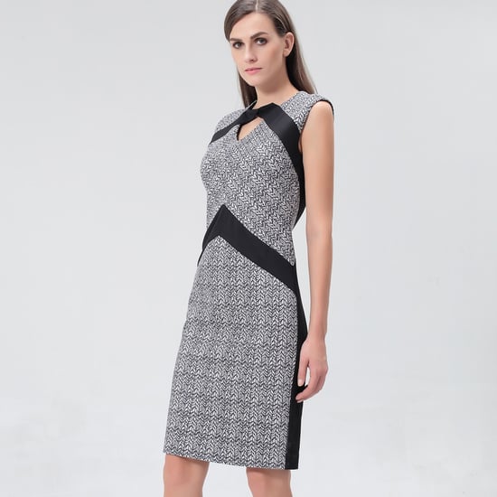 Tailliertes Cocktailkleid mit geometrischem Druck und Jersey-Garnitur - Image 3
