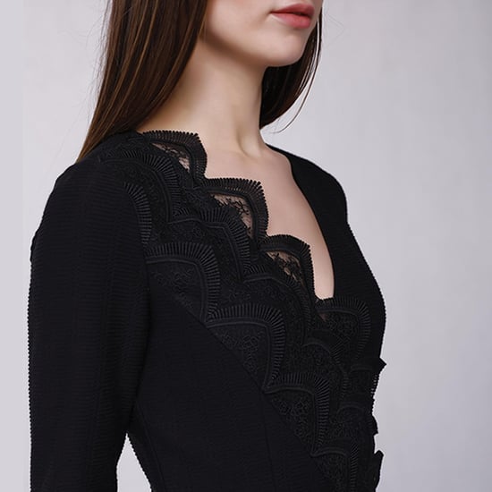 Gestricktes Wickelkleid mit Spitze mit Wellenkante - Image 3