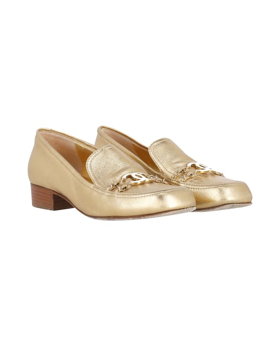 Chanel Ketten-CC-Logo Slipper aus goldfarbenem Leder - Image 2