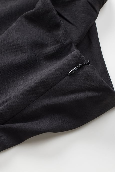 Damen-Strampelanzug mit einer Schulter und seitlichen Taschen in Schwarz - Image 6