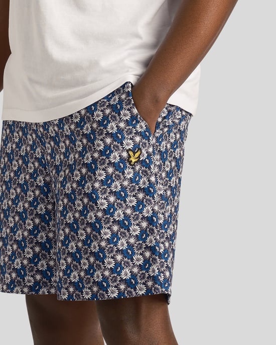 Lyle & Scott Herren Floral Print Resort Shorts in Dunkelblau - Image 4