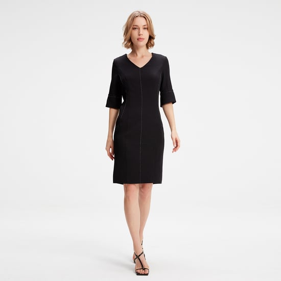 Kurzes Kleid mit kontrahierten Nähten - Image 2