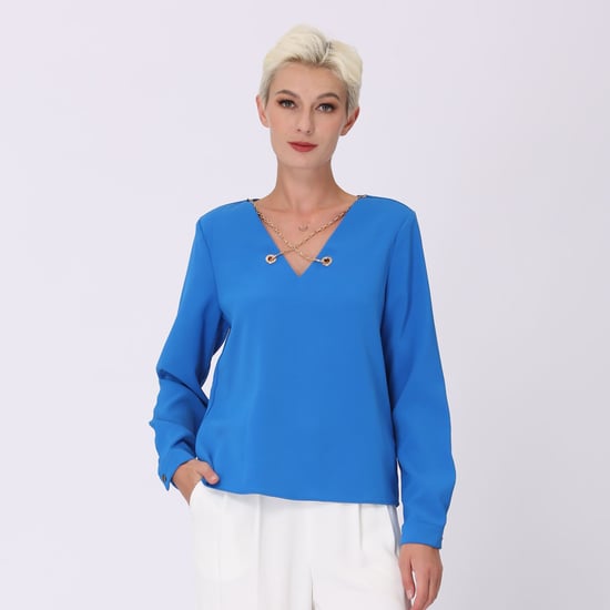 Bluse mit V-Ausschnitt und Zierkette - Image 6