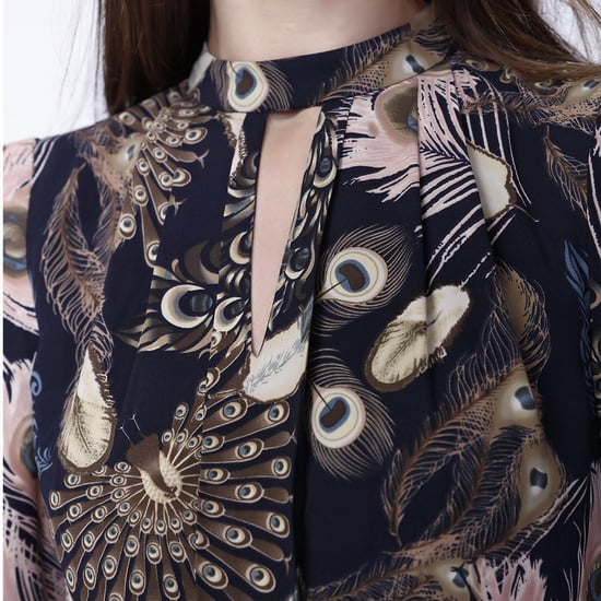 Langes Kleid im Bohème-Stil mit Rüschen und Federn bedruckt - Image 4