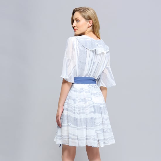 Kurzes Kleid mit Rüschen und linearem Wellenmuster - Image 4