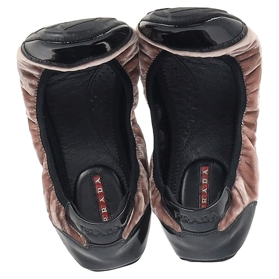 Prada Sport Lackleder Ballerinas mit Kappenförmigem Zeh in Braun Samt - Image 3