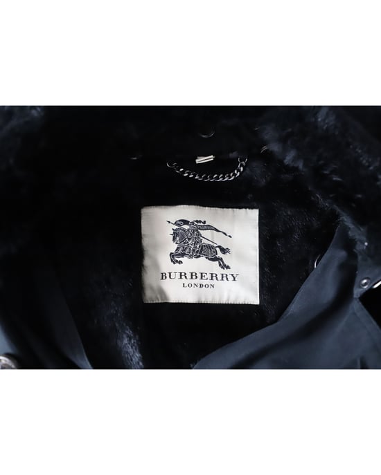 Burberry Doppelt knöpfbarer Trenchcoat mit Fellbesatzkragen aus schwarzer Baumwolle - Image 4
