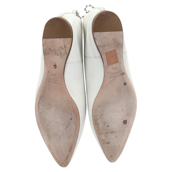 Miu Miu Ballerinas mit verziertem Riemen und spitzer Zehenpartie aus weißem Leder - Image 6