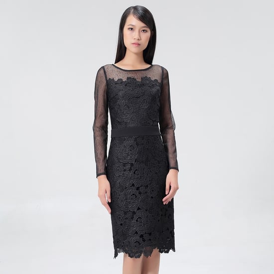 Kleid aus Makro-Spitze, tailliert geschnitten, mit Tüllärmeln - Image 1