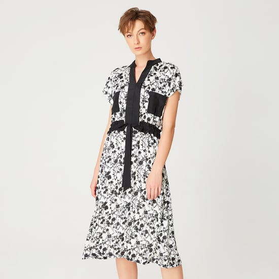 Bi-Material-Kleid mit monochromem Blumendruck und Kordelzuggürtel - Image 1
