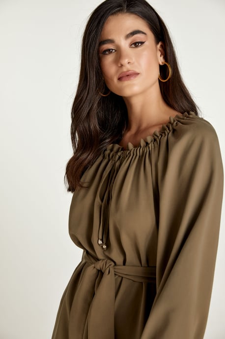 Olivgrünes Kleid mit Gürtel und Taschen - Image 5