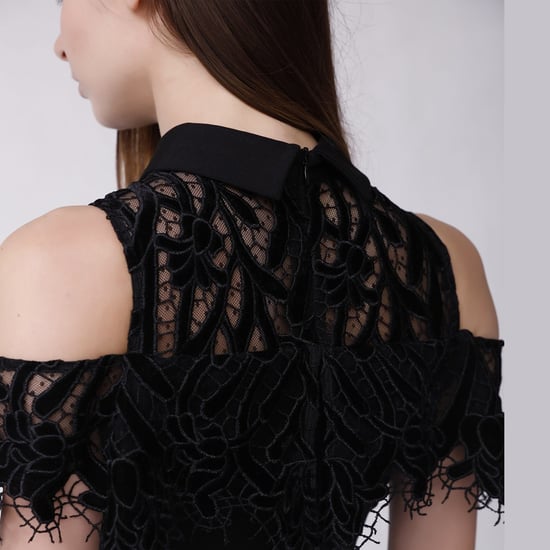 Angepasstes Kleid mit nackten Schultern und Spitzenlenkrad - Image 5